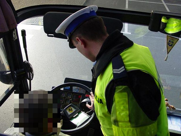 Kierowca Wyjeżdżając Samochodem Z Warszawy