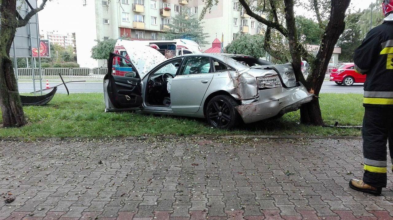 Audi uderzyło w drzewo. Kolejne groźne zdarzenie na