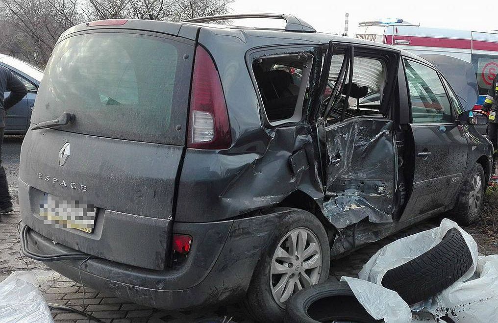 Skręcał w lewo, zderzył się z jadącym z naprzeciwka ...