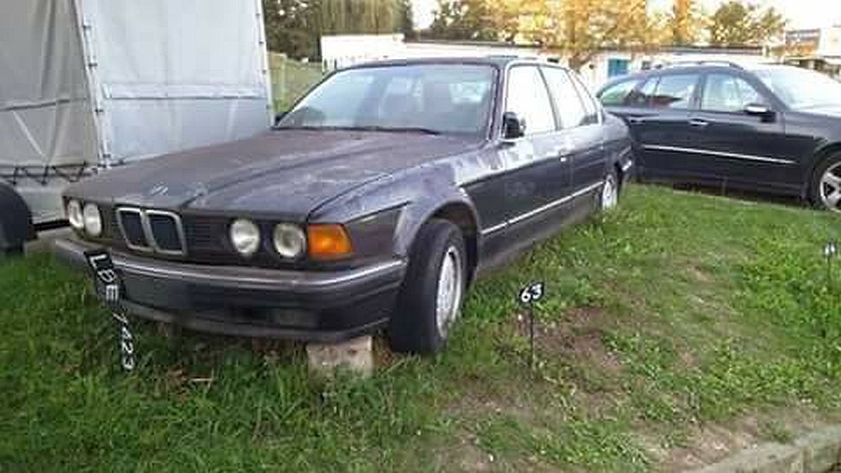 Unikatowe BMW od 20 lat stoi porzucone na parkingu