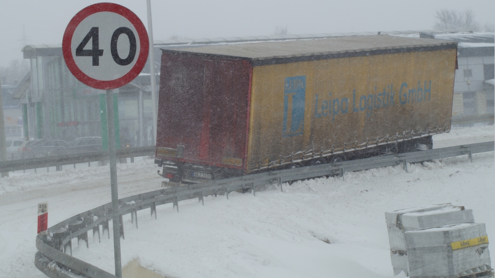 Ciężarówka blokująca wjazd na wiadukt w kierunku Świdnika