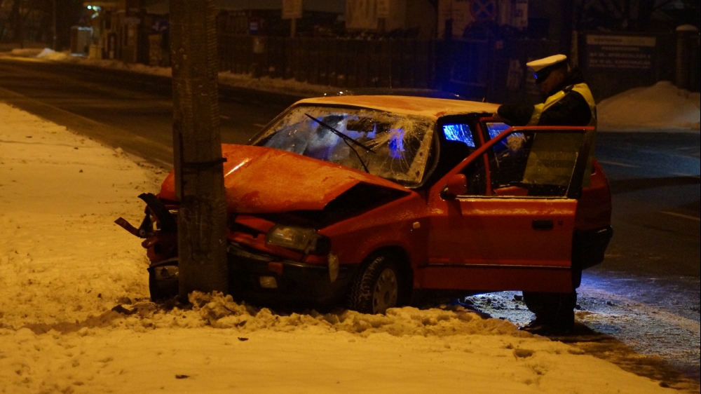 Ul. Krochmalna: Samochód osobowy wjechał w latarnię