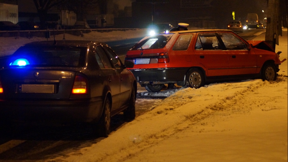 Ul. Krochmalna: Samochód osobowy wjechał w latarnię