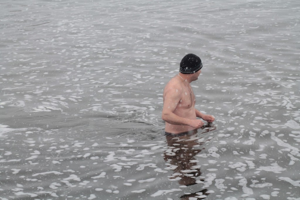 Lubelski Klub Morsów: Śnieg i wiatr a oni nadal pływają (fotogaleria,wideo)