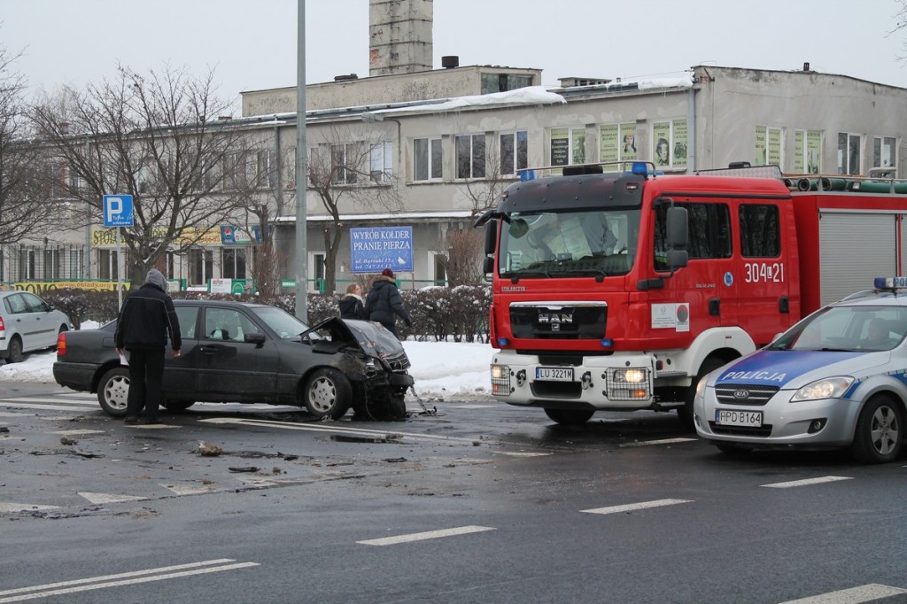 Ul. Związkowa: Dwie osoby ranne w zderzeniu dwóch aut