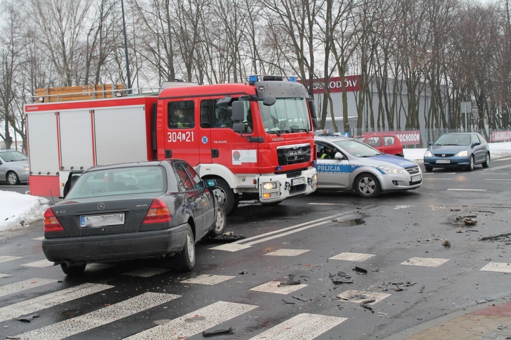 Ul. Związkowa: Dwie osoby ranne w zderzeniu dwóch aut