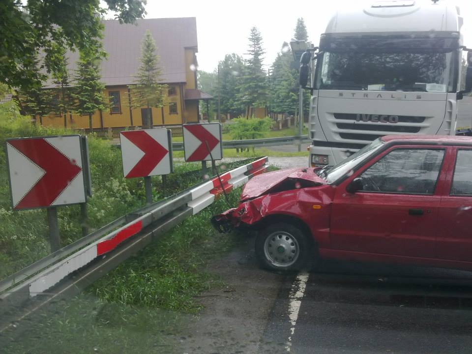 Olbięcin: Zderzenie czołowe osobówki z ciężarówką. Jedna osoba ranna