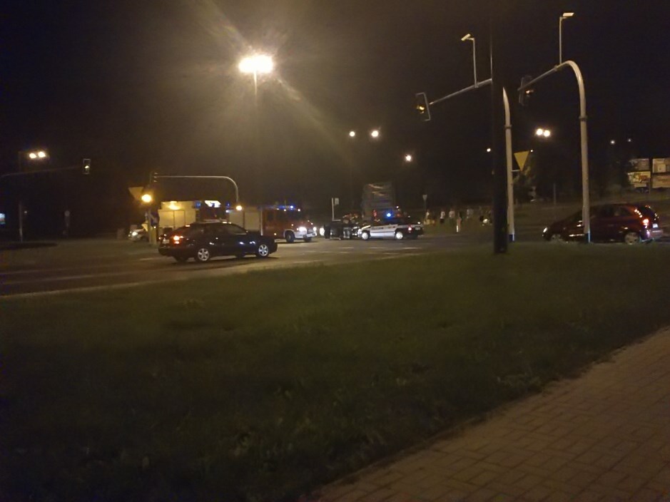 Al. Solidarności: Nocny wypadek z udziałem dwóch aut