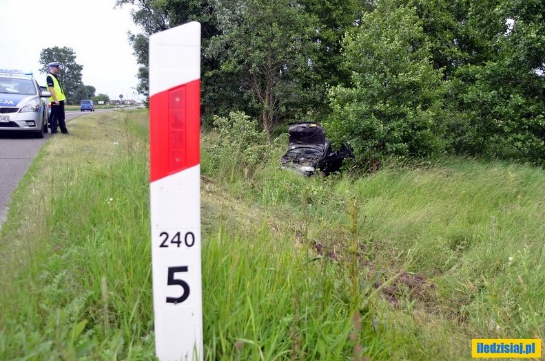 Radzyń Podlaski: Kierowca w szpitalu po dachowaniu auta