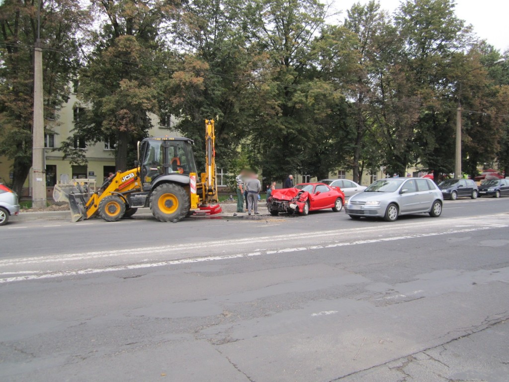 Droga Męczenników Majdanka: Samochód osobowy uderzył w koparkę