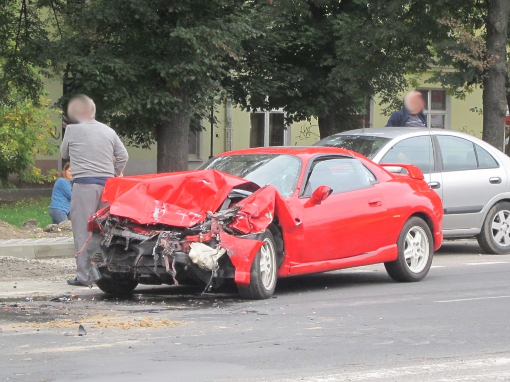 Droga Męczenników Majdanka: Samochód osobowy uderzył w koparkę