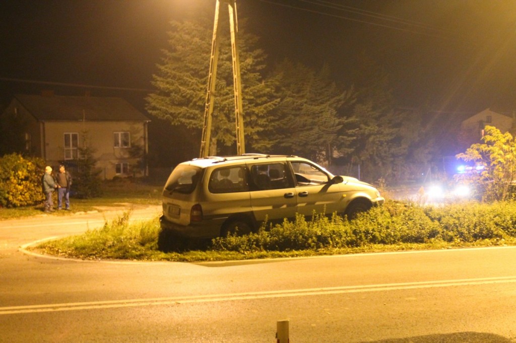 Van wypadł z drogi. Kierowca trafił do szpitala. Miał 3 promile