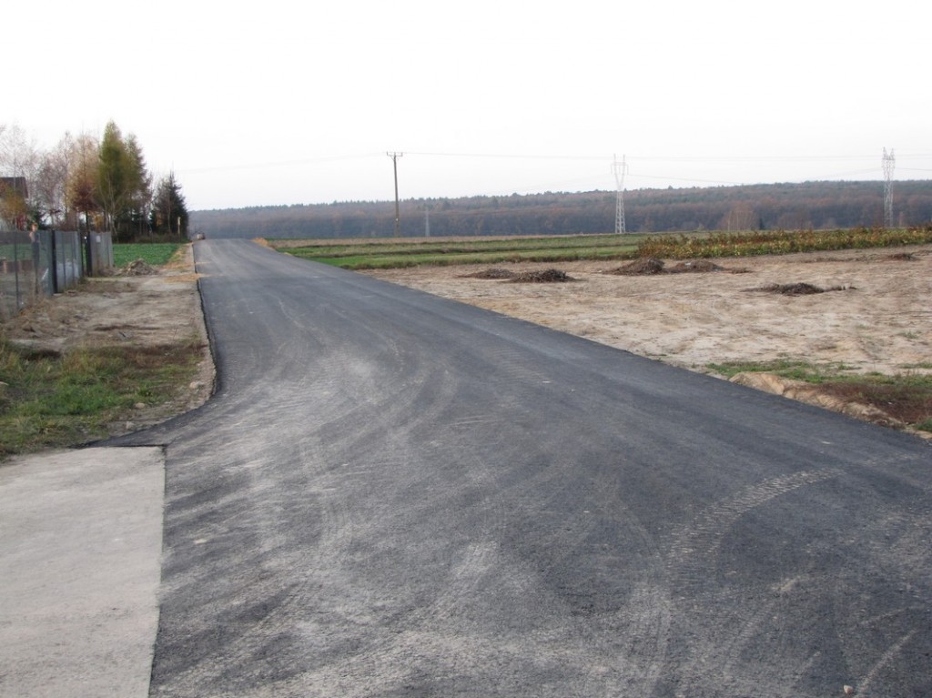 Ul. Letniskowa: Nowy asfalt zakrył dziury w polnej drodze