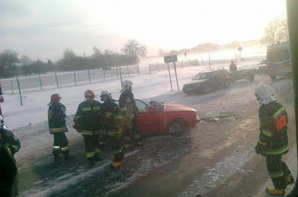 Załucze: Czołowe zderzenie bmw i hyundaia na krajowej 19