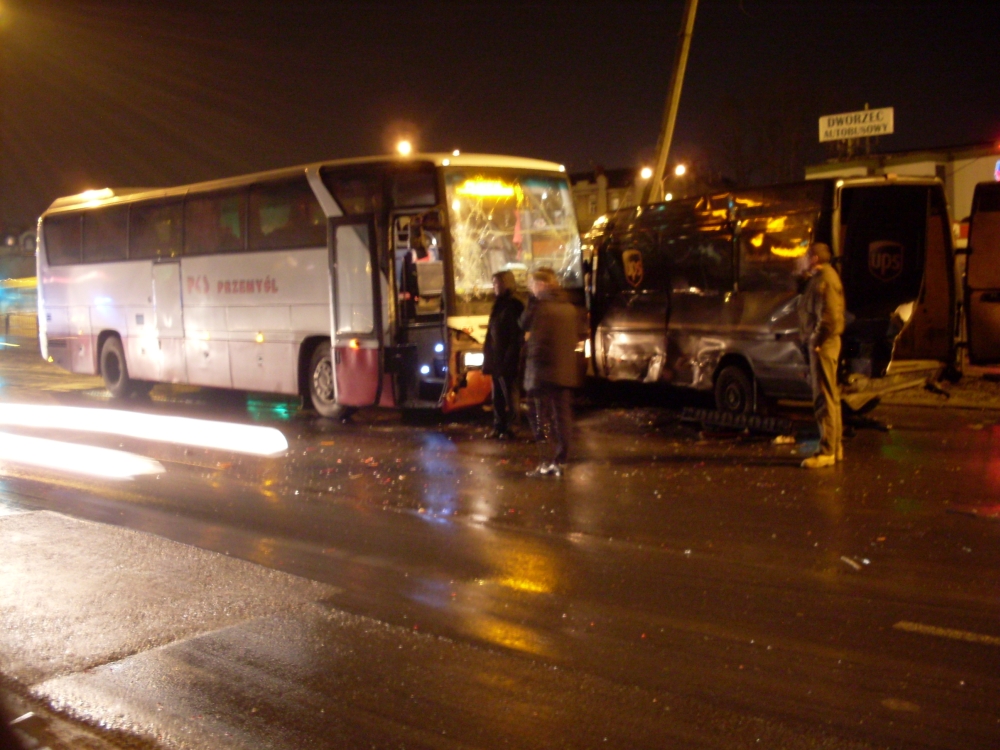 Al. Tysiąclecia: Zderzenie autobusu z busem i osobówką  AKTUALIZACJA