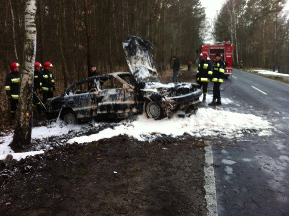 Płowizny: BMW z impetem uderzyło w drzewo i stanęło w płomieniach. Trzy osoby trafiły do szpitala AKTUALIZACJA