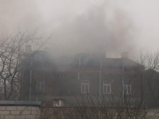 Ul. Pawia: Pożar poddasza kamienicy. Osiem zastępów strażaków walczyło z ogniem AKTUALIZACJA