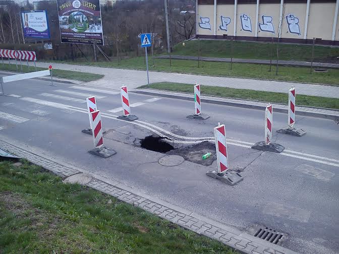 Zapadła się ruchliwa ulica w Lublinie. Kierowcy jeżdżą objazdami