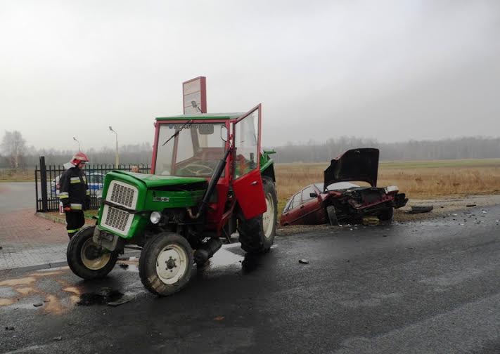 Kierzkówka: Fiat zderzył się z traktorem