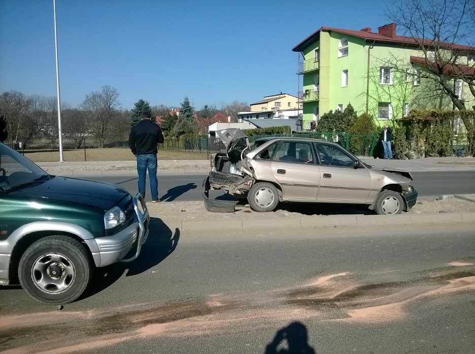 Zderzenie trzech aut na ul. Głuskiej. Jedna osoba ranna
