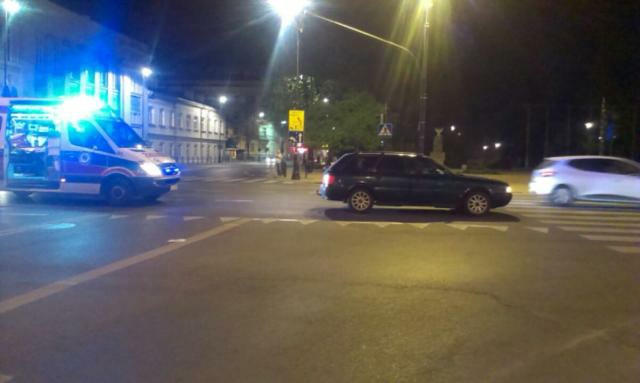 Zderzenie dwóch aut na Krakowskim Przedmieściu. Jedna osoba trafiła do szpitala