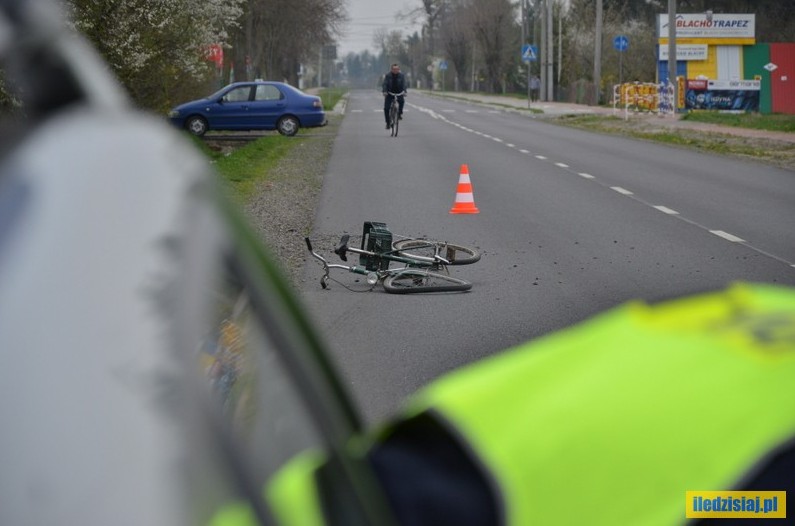Radzyń Podlaski: W ostatniej chwili ominął rowerzystę i uderzył w drzewo