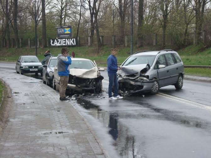 Ul. Wrotkowska: Zderzenie trzech aut. Jedna osoba ranna