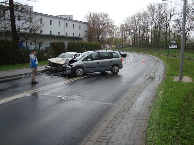 Ul. Wrotkowska: Zderzenie trzech aut. Jedna osoba ranna