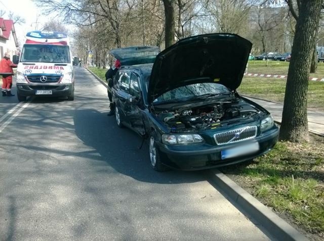 Ul. Lotnicza nieprzejezdna po zderzeniu dwóch aut. Dwie osoby ranne