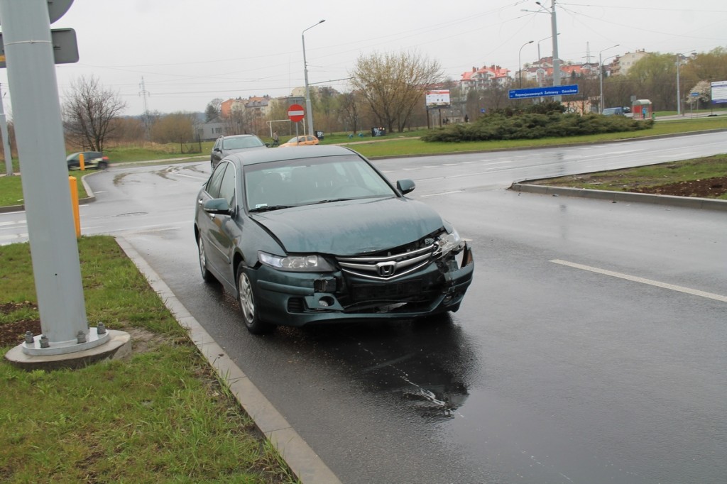 Ul. Krochmalna: Zderzenie dwóch aut. Jedna osoba ranna