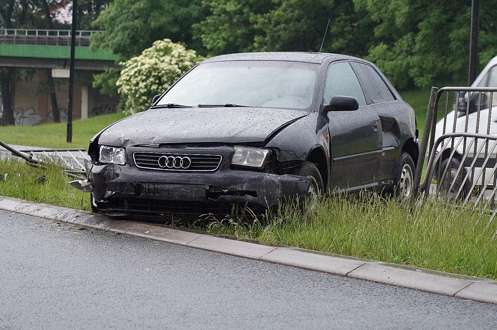 Al. Tysiąclecia: Audi wypadło z drogi i uderzyło w barierki (zdjęcia, nagranie przebiegu zdarzenia)