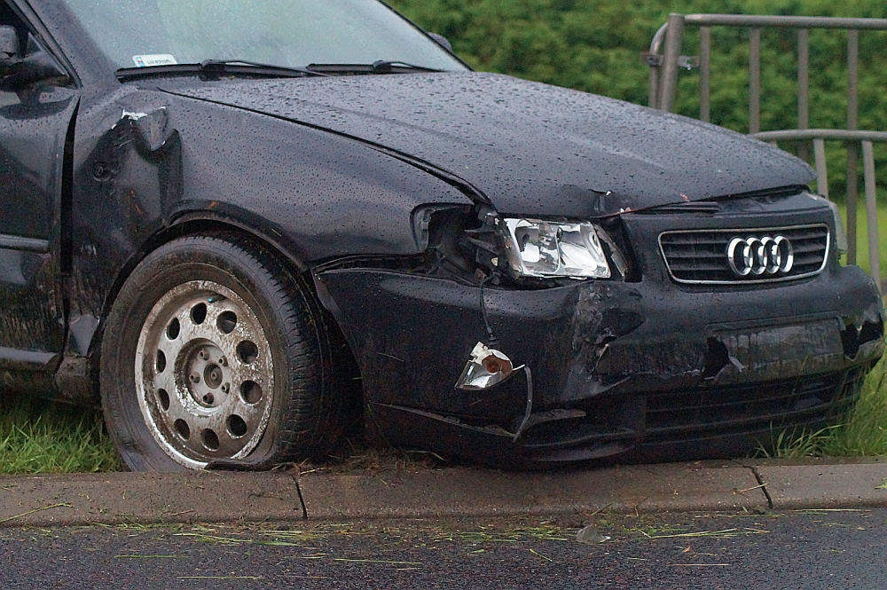 Al. Tysiąclecia: Audi wypadło z drogi i uderzyło w barierki (zdjęcia, nagranie przebiegu zdarzenia)