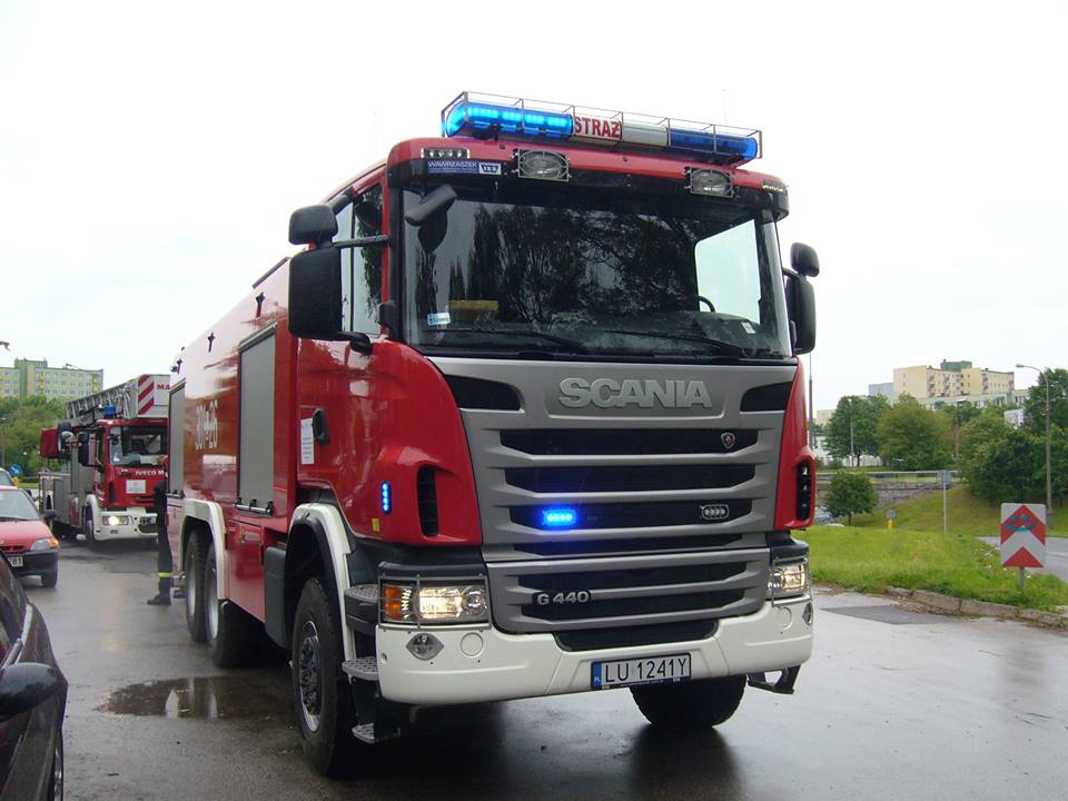 Pożar w wieżowcu na Czechowie. Podpalili skrzynkę hydrantu