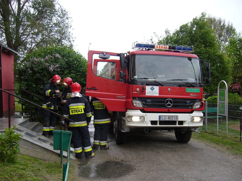 Pożar w wieżowcu na Czechowie. Podpalili skrzynkę hydrantu