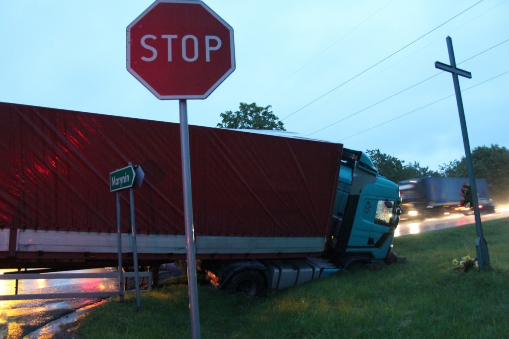 Stasin: Ciężarówka wjechała do rowu