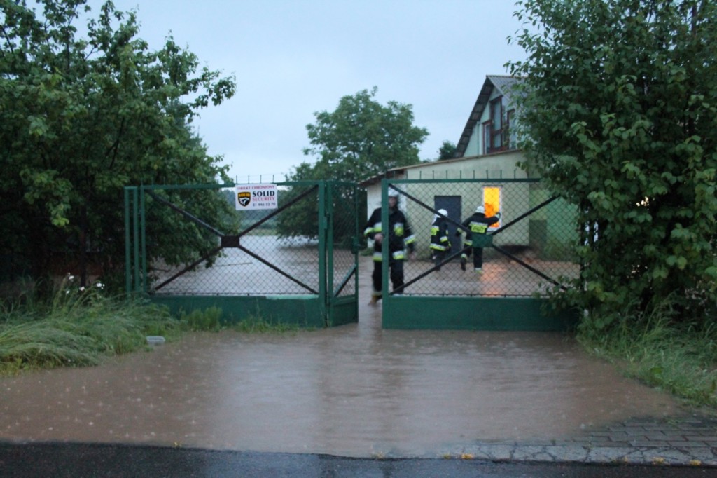 Lublin i okolice zalane po burzy. Mieszkańcy bez prądu, zalane domy i garaże