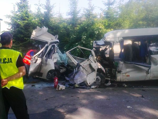 PILNE: W zderzeniu dwóch busów zginęły 4 osoby, 18 jest rannych