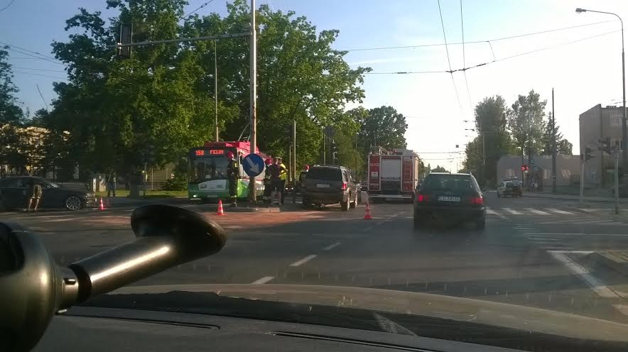 Al. Kraśnicka: Zderzenie bmw z jeepem. Dwie osoby ranne