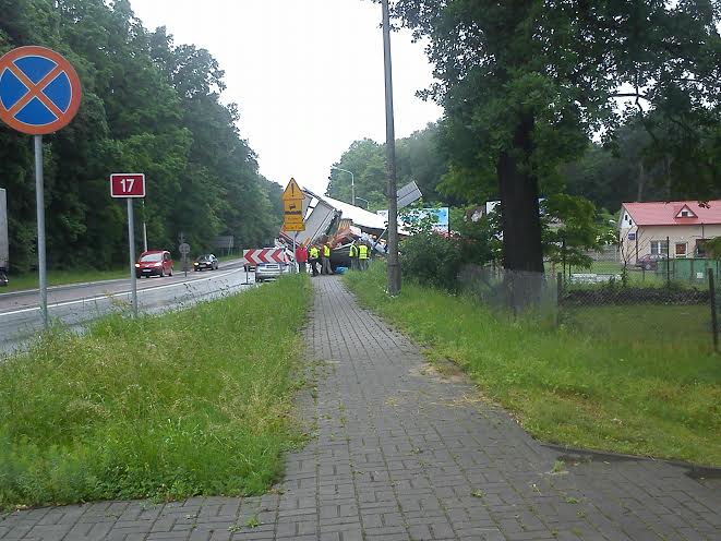 Żyrzyn: Samochód ciężarowy wpadł do rowu