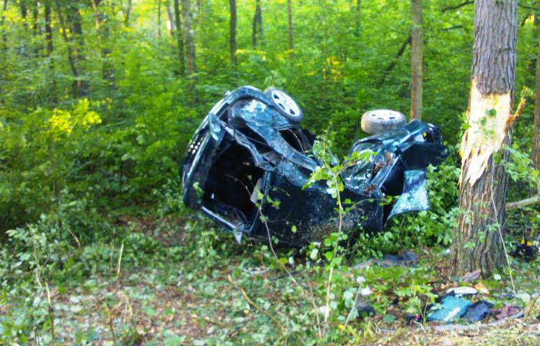 Stara Jedlanka: Opel roztrzaskał się na drzewie. Dwie osoby nie żyją