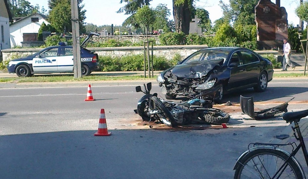 Piaski: Zderzenie motocykla z osobówką na ul. Lubelskiej. Jedna osoba ranna