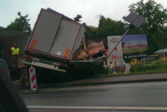 Żyrzyn: Samochód ciężarowy wpadł do rowu