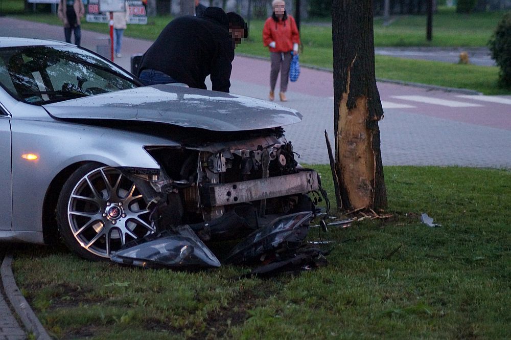 Lexus uderzył w drzewo. Coraz gorsze warunki na drogach