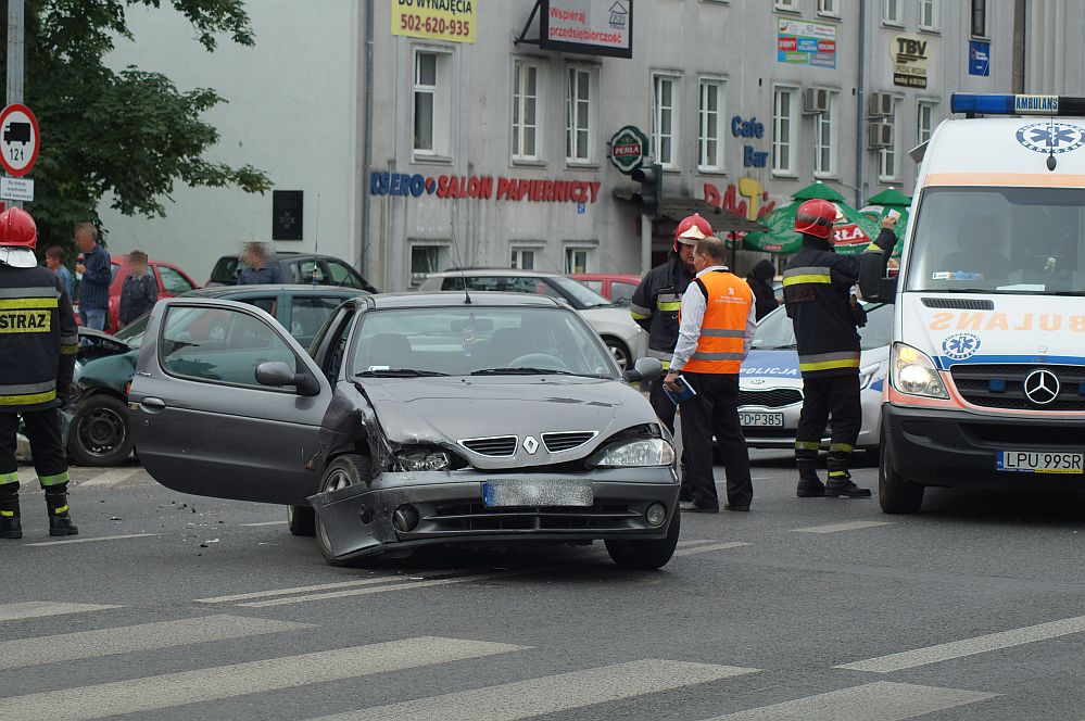 Puławy: Groźne zderzenie dwóch aut na ul. Lubelskiej