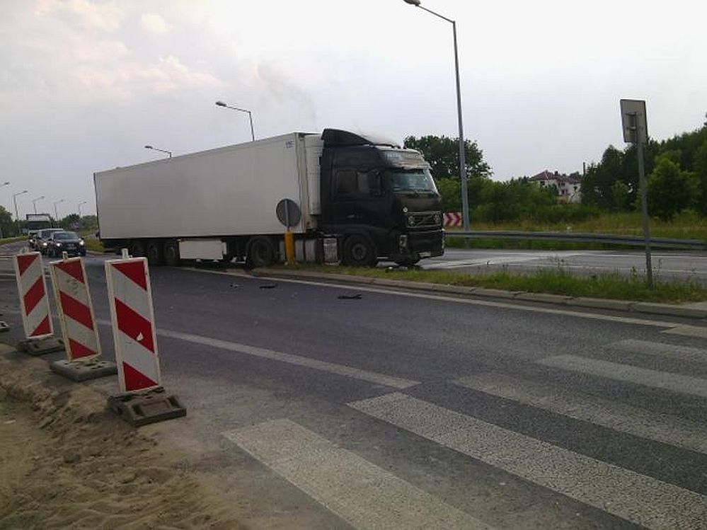 Wypadek na obwodnicy Lubartowa: Wjechał wprost pod ciężarówkę