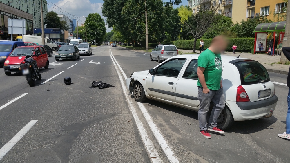 Lublin: Zderzenie motocykla z samochodem osobowym.  Motocyklista trafił do szpitala  AKTUALIZACJA