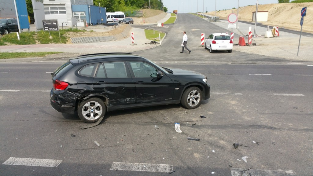 Al. Spółdzielczości Pracy: Po zderzeniu trzech aut jedno koziołkowało. Dwie osoby ranne