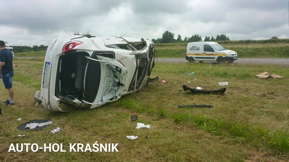 Kraśnik: Volkswagen dachował na obwodnicy. Jedna osoba ranna