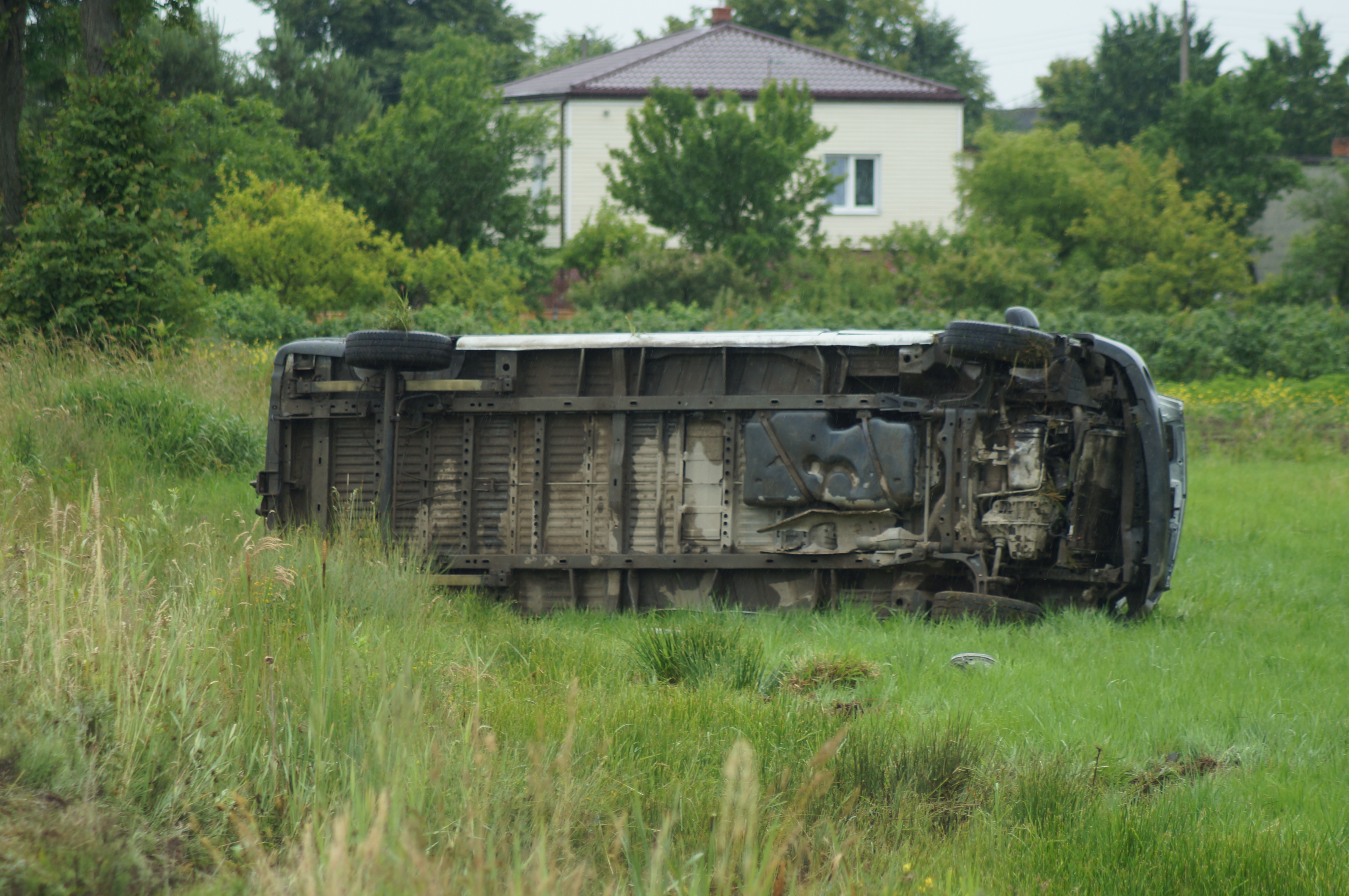 Samoklęski: Bus wypadł z drogi i dachował