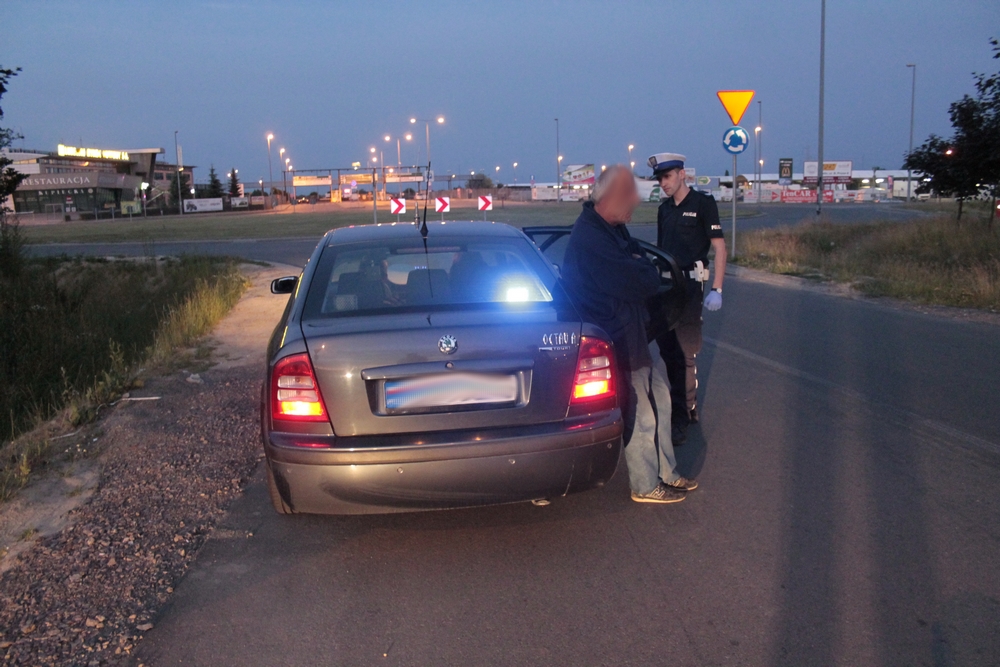 Lublin: Kompletnie pijany taksówkarz wjechał do 2-metrowego rowu. Chciał jeszcze uciekać